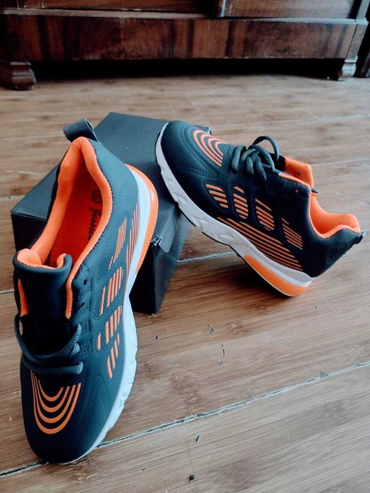 Vând o pereche adidas 37