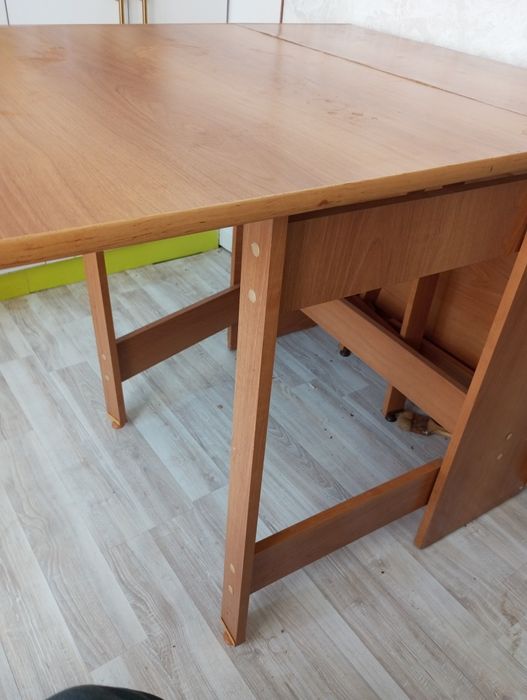 Продам стол складной 7000