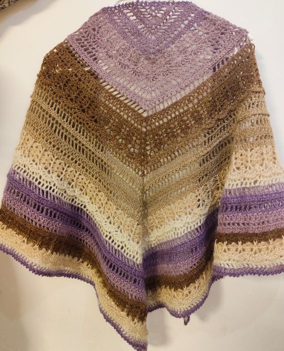 Șal croșetat manual