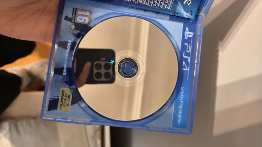 Ps4 slim 825 gb storage с 2 джойстика и 4 игри