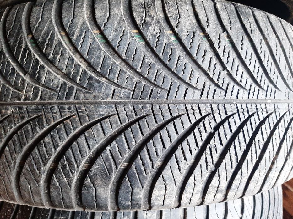 Продам шины. 215/55/17  гудиер