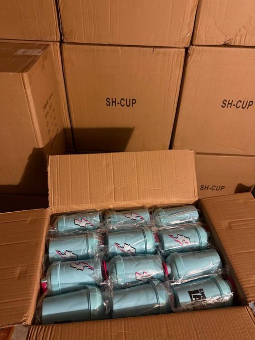 Shaker Cup EN GROS, din plastic fara BPA, 500ml pentru prepararea bauturilor proteice si a suplimentelor, turcoaz/mov