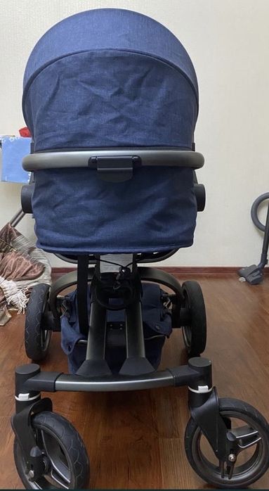 Коляска новая синего цвета