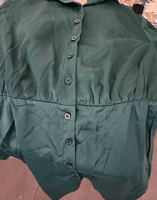 Зелена сатенена рокля