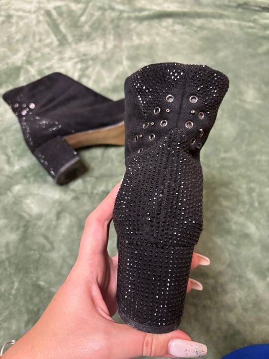 Дамски Боти 2 бр, общо цена 10€