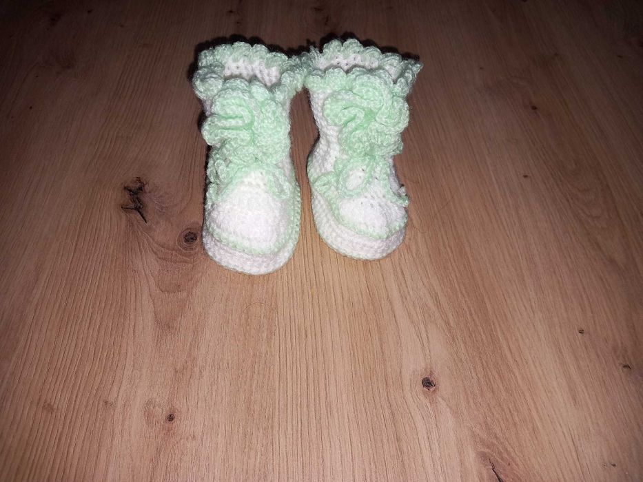 ПОДАРЯВАМ Нови ръчно плетени дрешки, жилетки, буйки, терлички