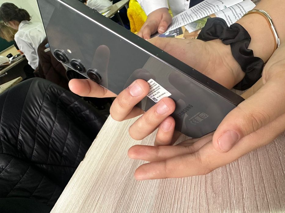 Продаю s24 fe почти идеал