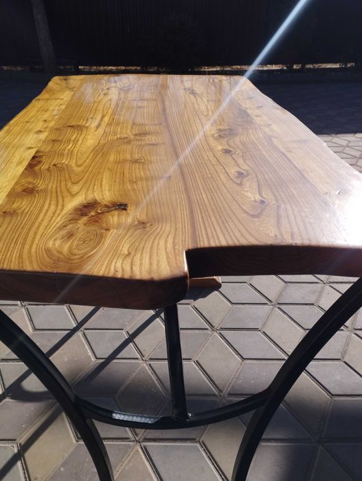 Стол из натурального дерева