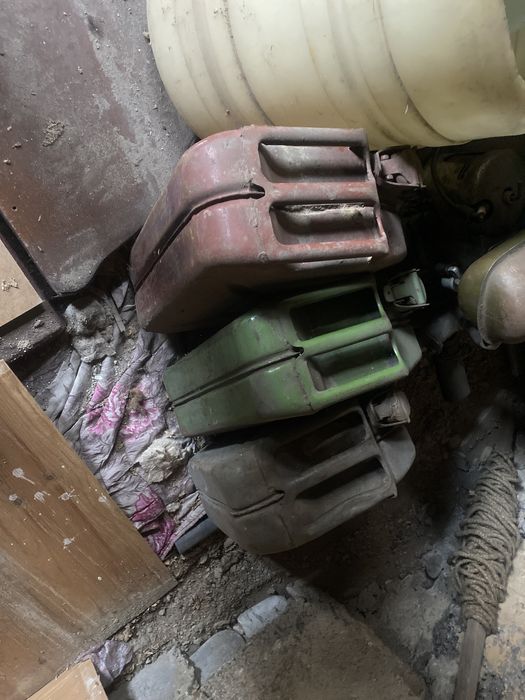 Продам канистры железные хорошие