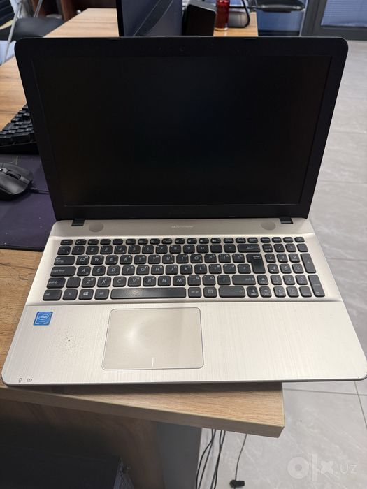 Asus note book sotiladi