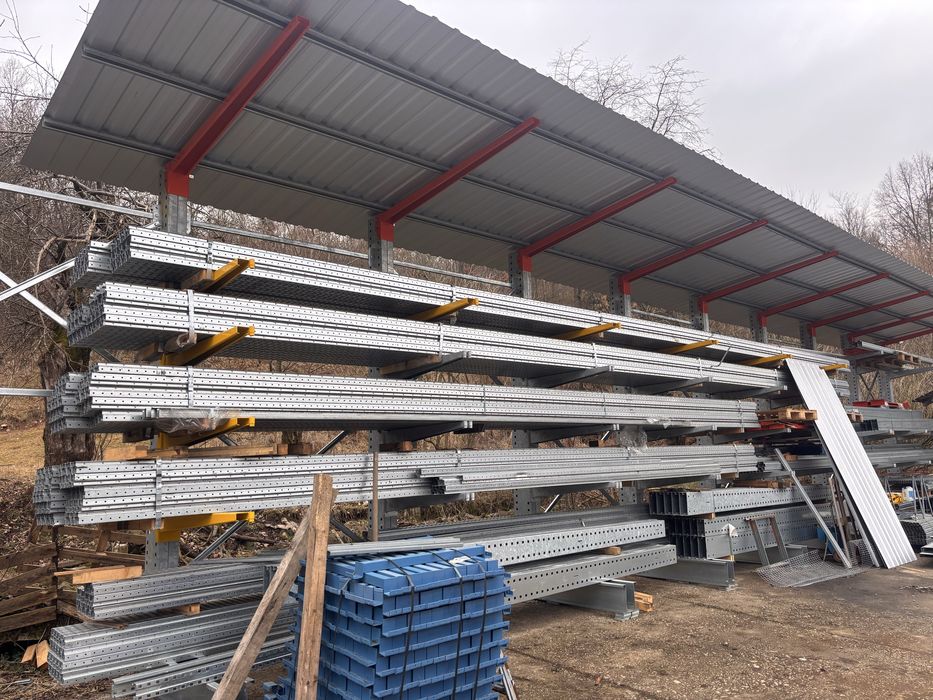 Rafturi cantilever pe stoc