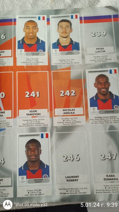 Частично попълнен албум на Панини ШЛ 2000