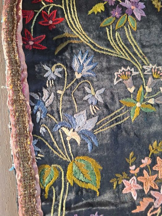Vând catrință veche din Banat (zona Lugoj) – broderie florală deosebită