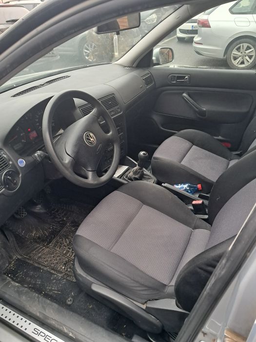 Vând golf 4,masina este în perfecta stare de funcționare. Ca motor 1,4