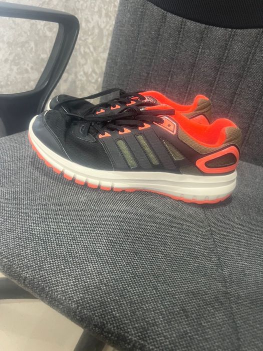 Продам кроссовки Адидас оригинал