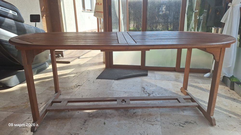 Дървена градинска маса