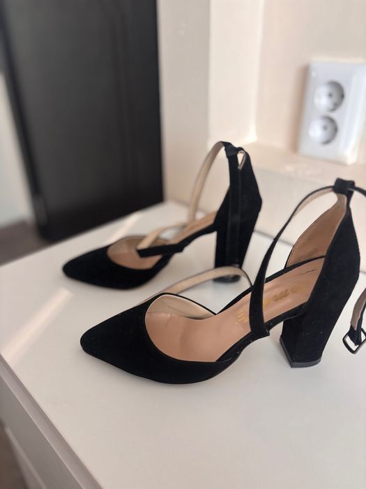 Дамски обувки на ток 38 номер