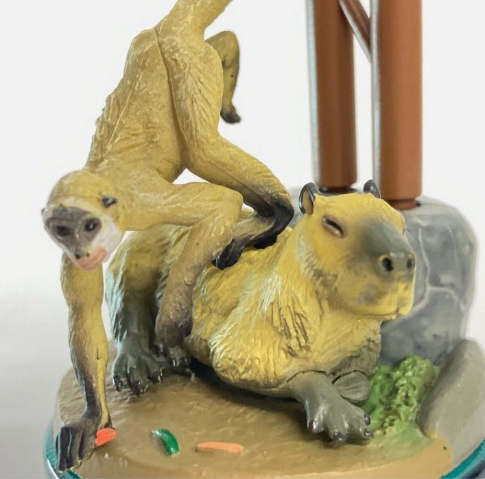 игрушка капибара и обезьянка
