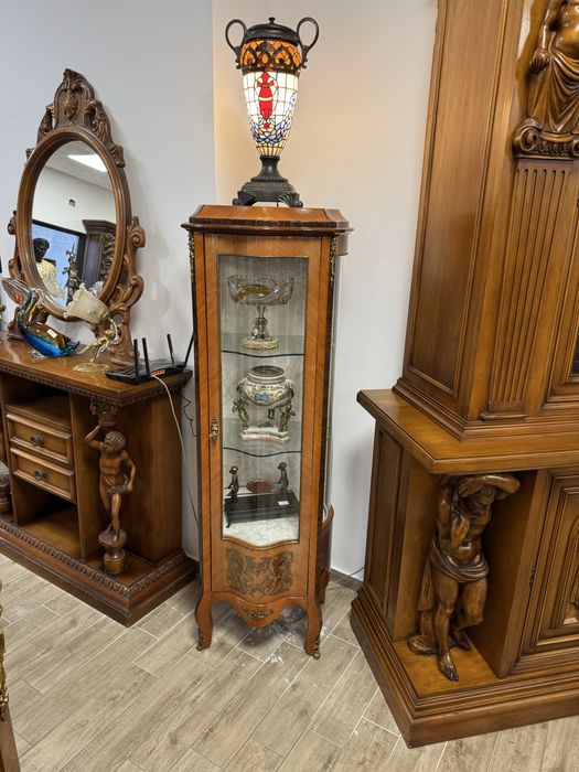 Vitrina deosebita din lemn masiv cu intarsii si elemente bronz