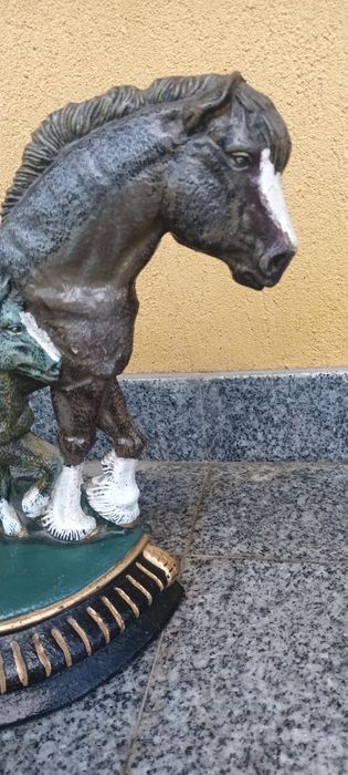 Statuie din Fonta , Opritor pentru Ușa
