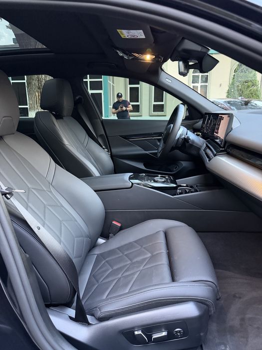 Bmw 530i M- paket 2025 yil Benzin Gibrid  5 litr rasxod qiladi