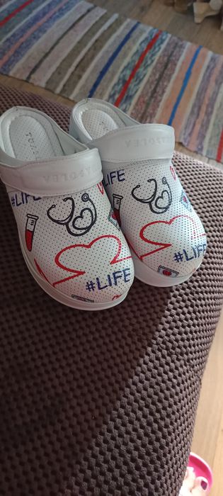 Saboți medicali noi