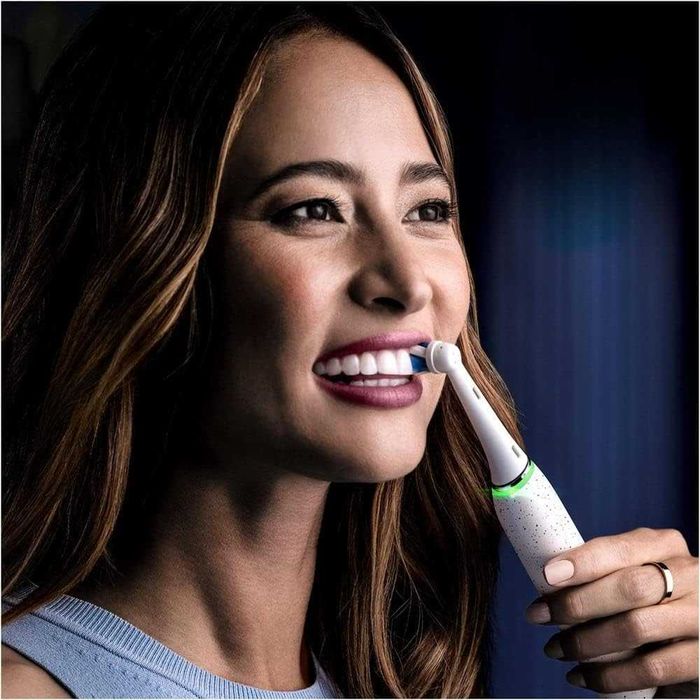 Електрическа четка Oral-B iO Series 10 - Stardust White