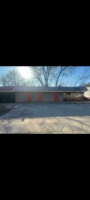 Продам дом с евроремонтом. Двор — брусчатка, есть гараж.