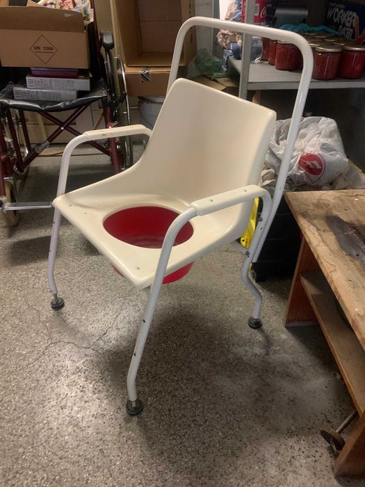 Помощни средства за възрастни и трудно подвижни хора