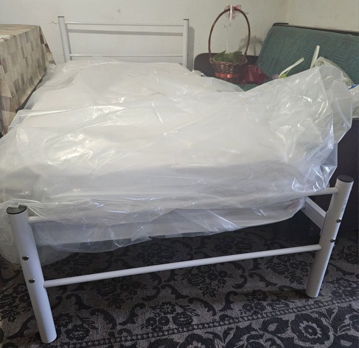 Бяло,метално легло 90х200+ матрак