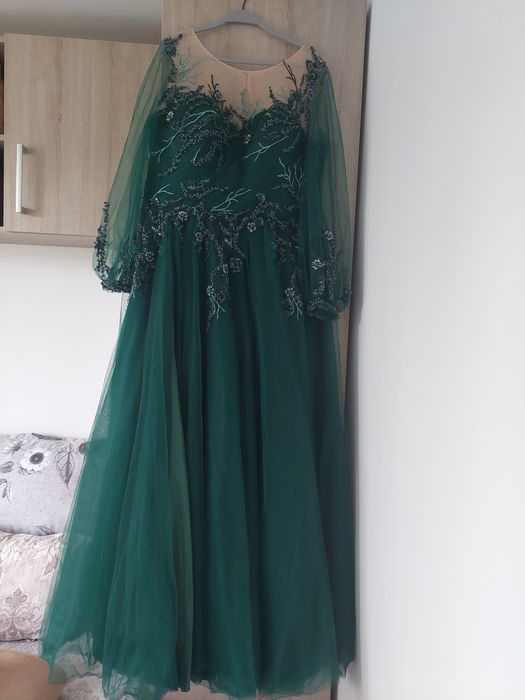 Vand rochii elegante, atat de zi cat si de seara