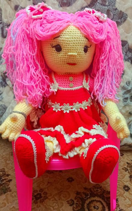 Вязаная кукла ручной работы