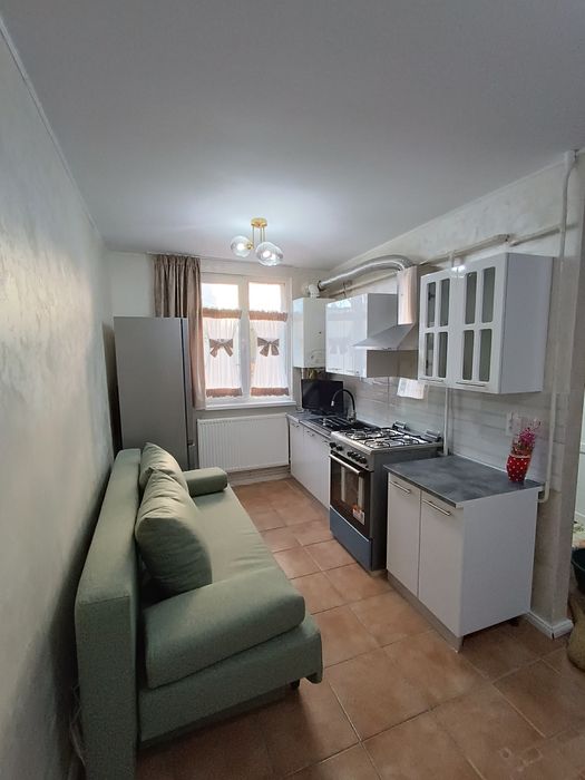 Închiriez apartament cu o cameră zona Precista Mall