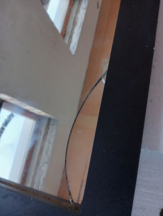 зеркало в рамке.