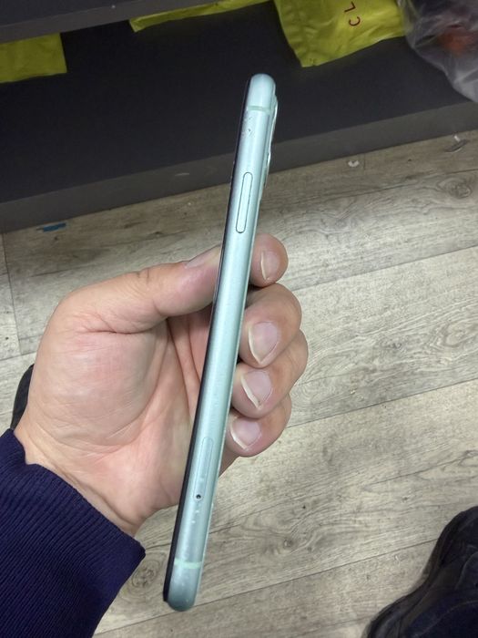 Продам Айфон 11. Кнопка включение не работает.