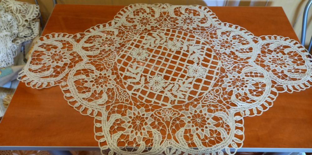 Vand 2 fete de masa- mileuri,diametru 95 cm,stare perfecta
