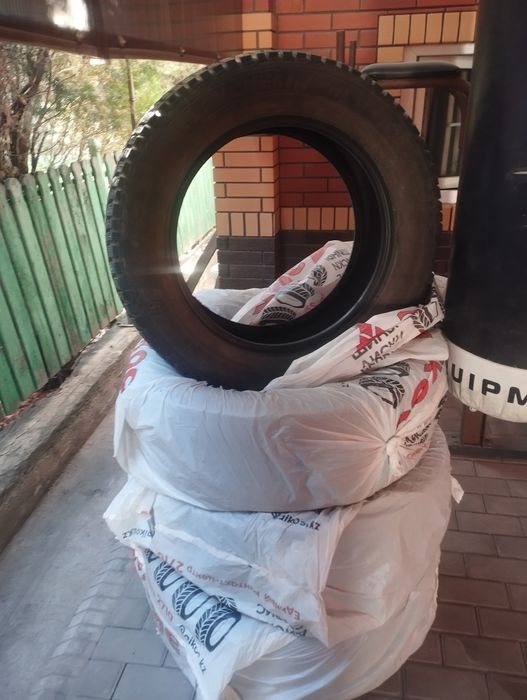 Продам шины шипованный