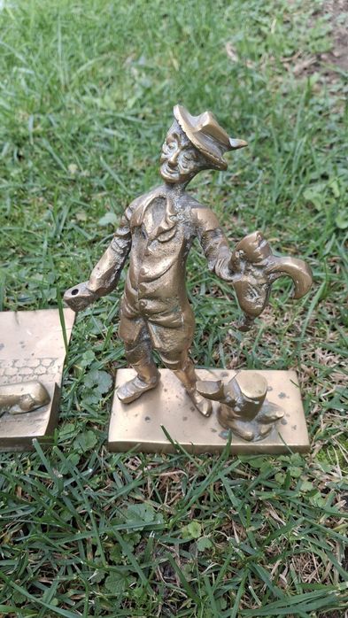 Vând doua statuete din bronz
