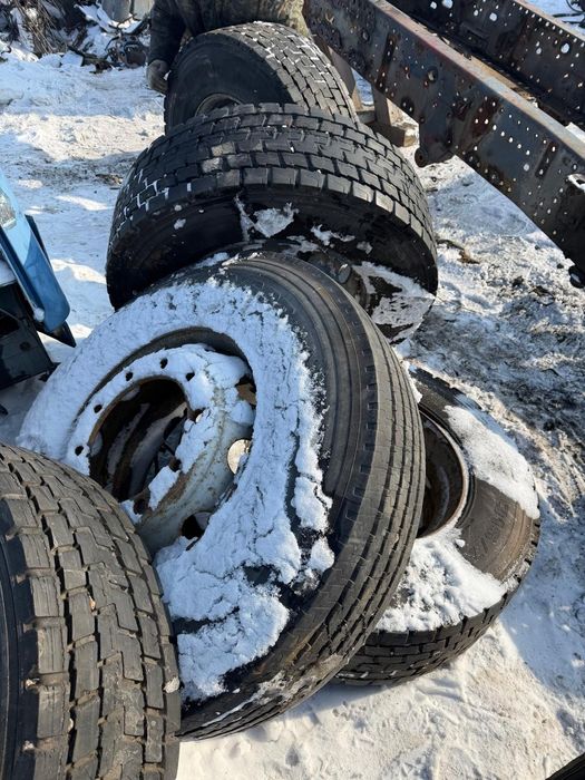 Продам резину с дисками грузовую