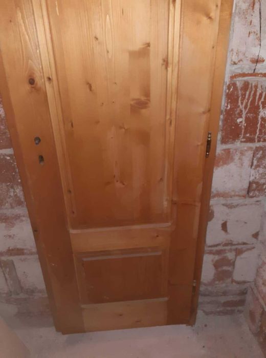 Врата  от естествено дърво