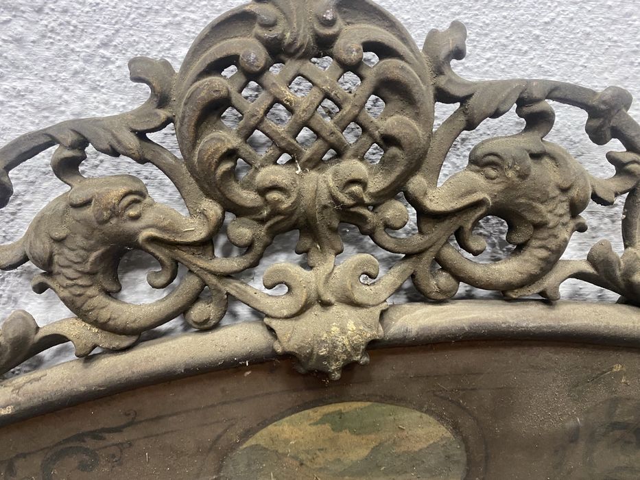 Много старо табло за легло с месингови орнаменти.