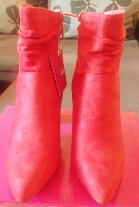 Червени елегантни боти