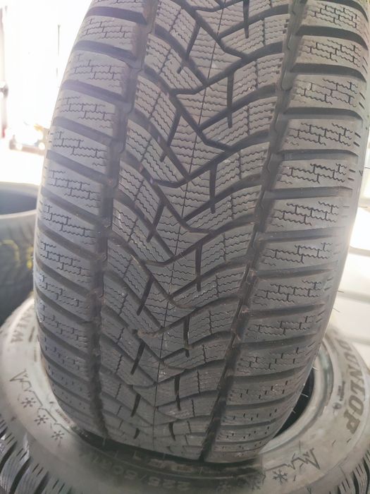 2 бр зимни 225/50/17 Dunlop 24г