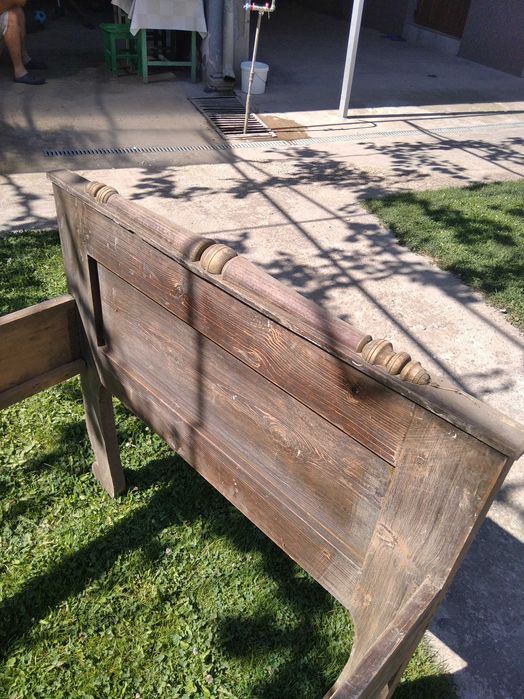 Vând pat din lemn vintage