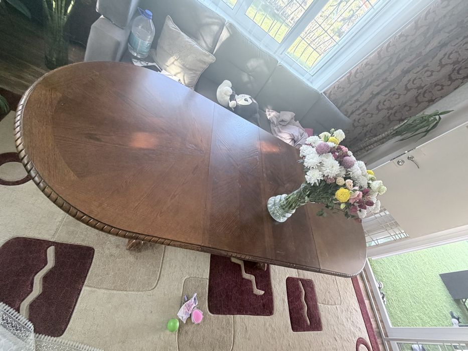 Обеденный стол шикарный