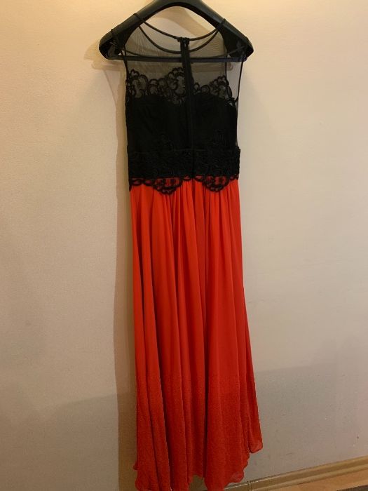 Рокля с ръчно изработена дантела на горната част