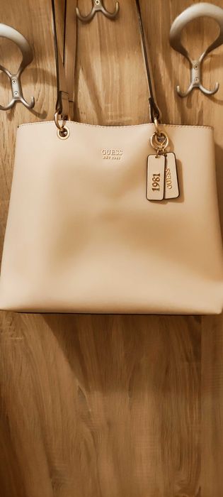 GUESS оригинална чанта