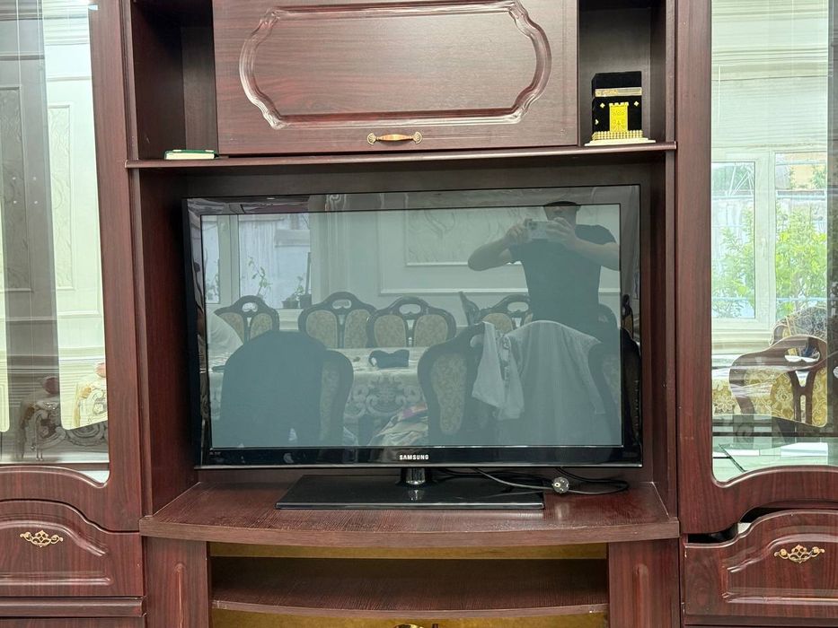 Стенка +Самсунг ТВ +Магнитофон срочна  сотилади. Холати аъло.