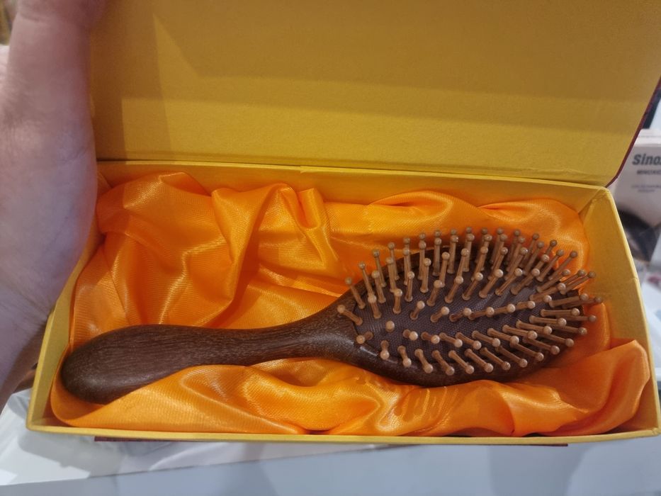 Продаётся лечебная деревянная массажная расчёска в подарочной коробке.