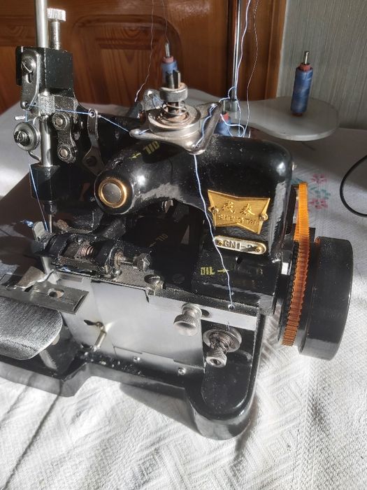 Швейная машинка и оверлок